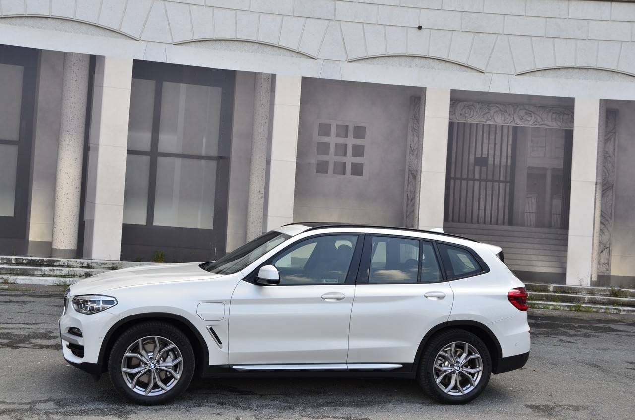 BMW X3 30e: prova su strada