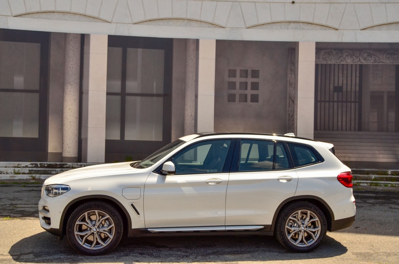 BMW X3 30e: prova su strada