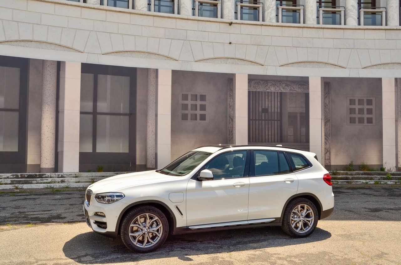 BMW X3 30e: prova su strada