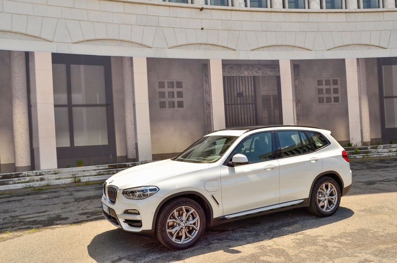 BMW X3 30e: prova su strada