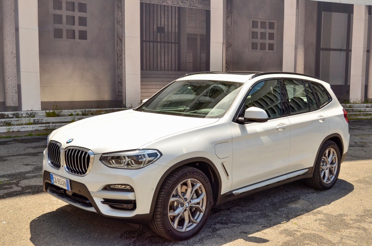 BMW X3 30e: prova su strada