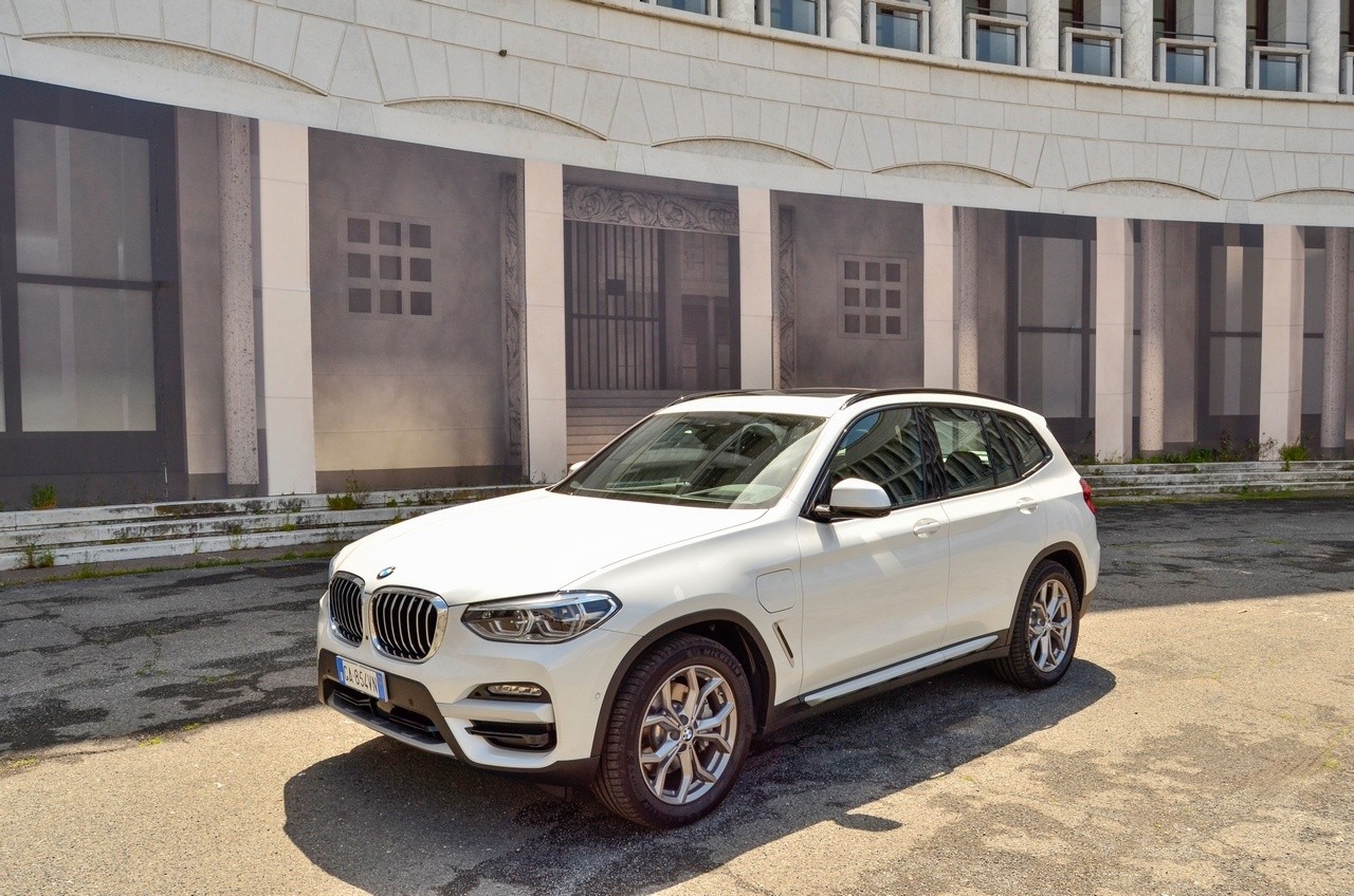 BMW X3 30e: prova su strada