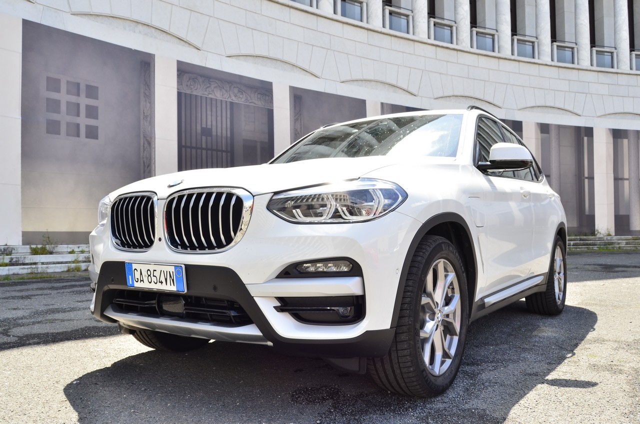 BMW X3 30e: prova su strada