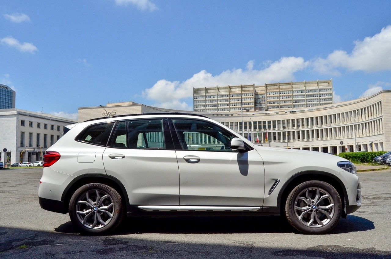 BMW X3 30e: prova su strada