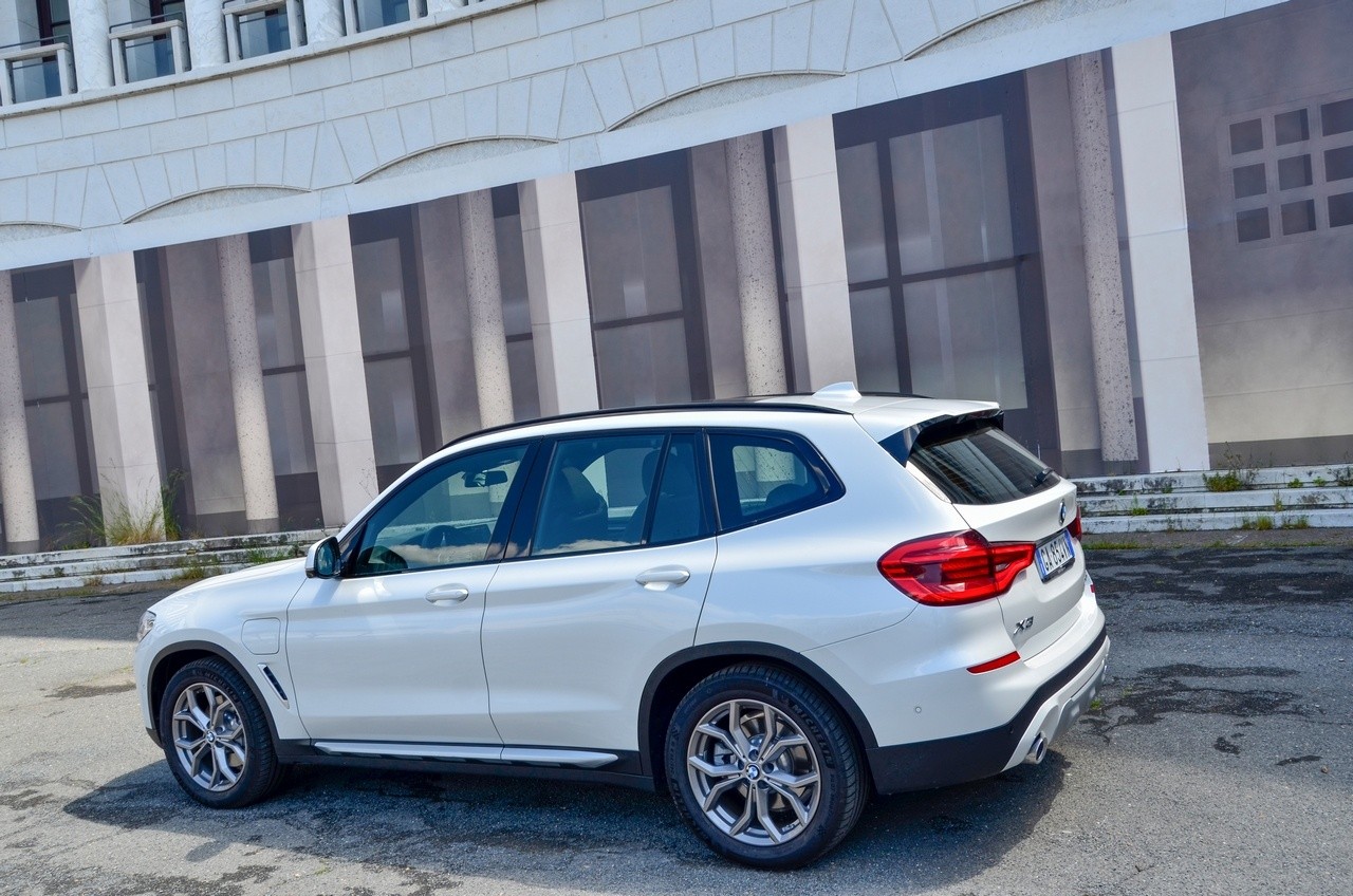 BMW X3 30e: prova su strada