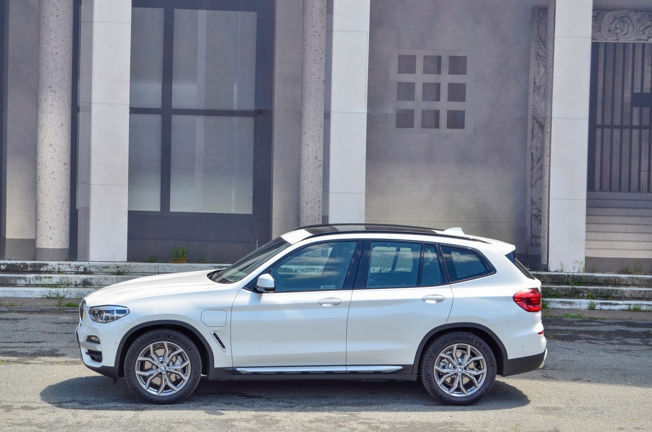 BMW X3 30e: prova su strada