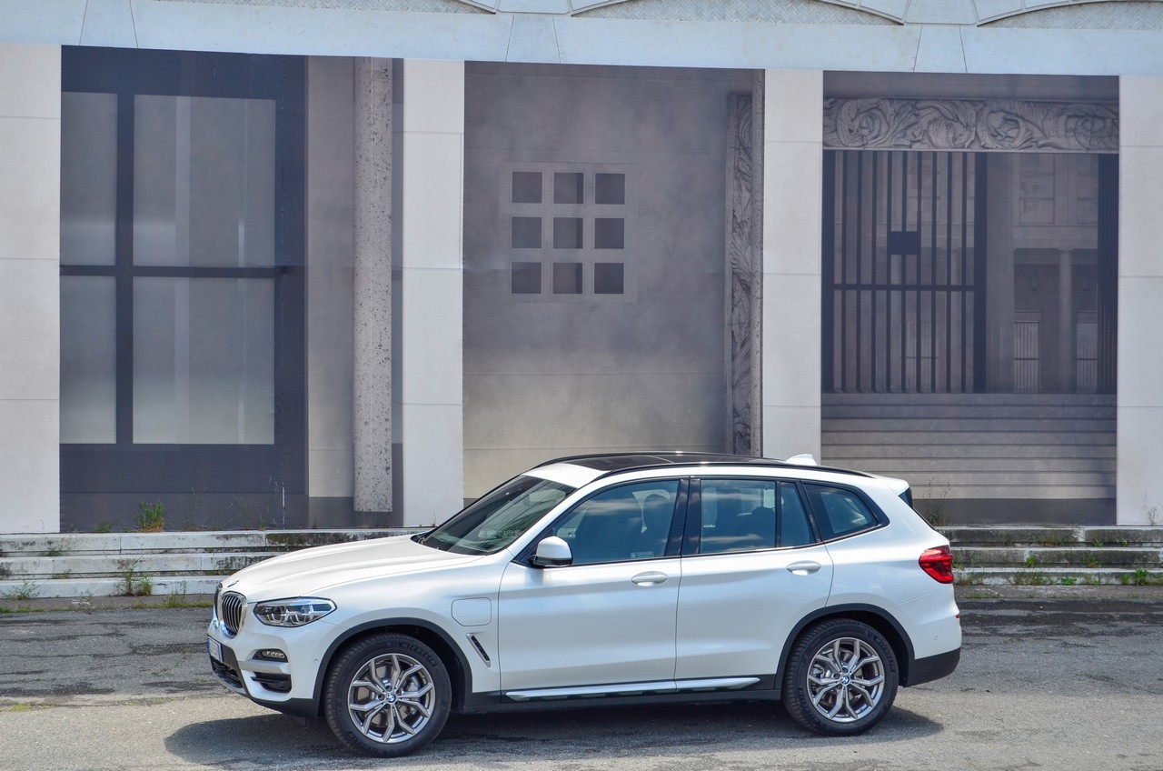 BMW X3 30e: prova su strada