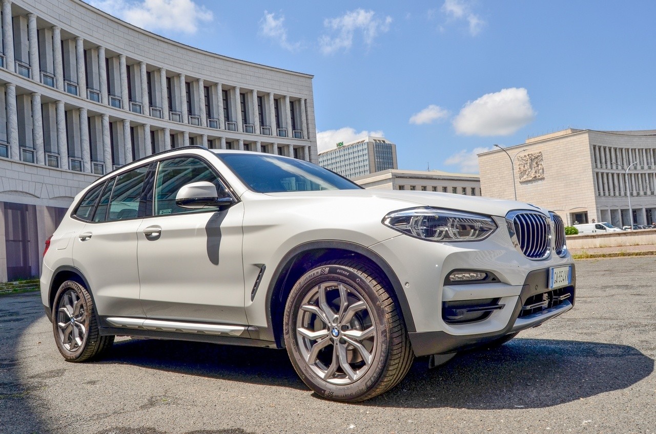 BMW X3 30e: prova su strada