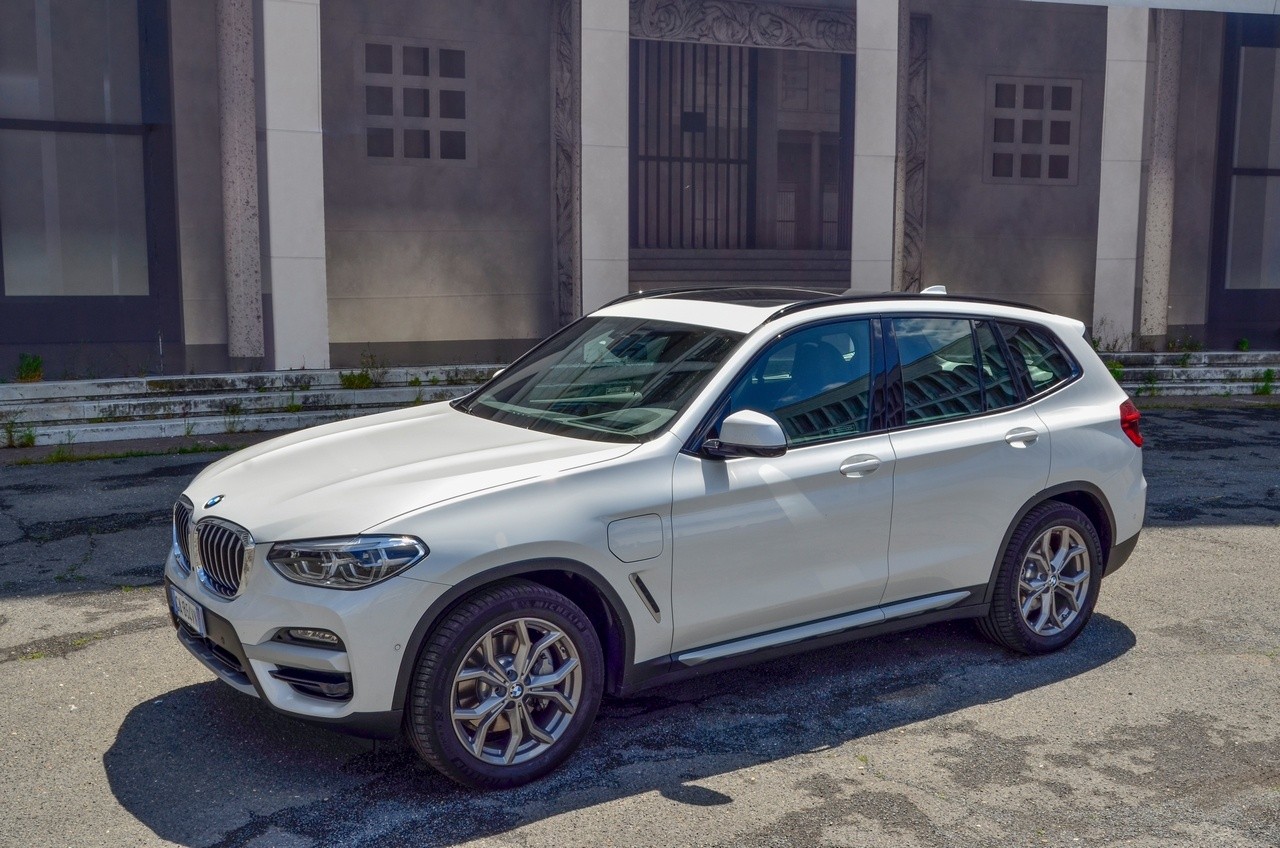 BMW X3 30e: prova su strada