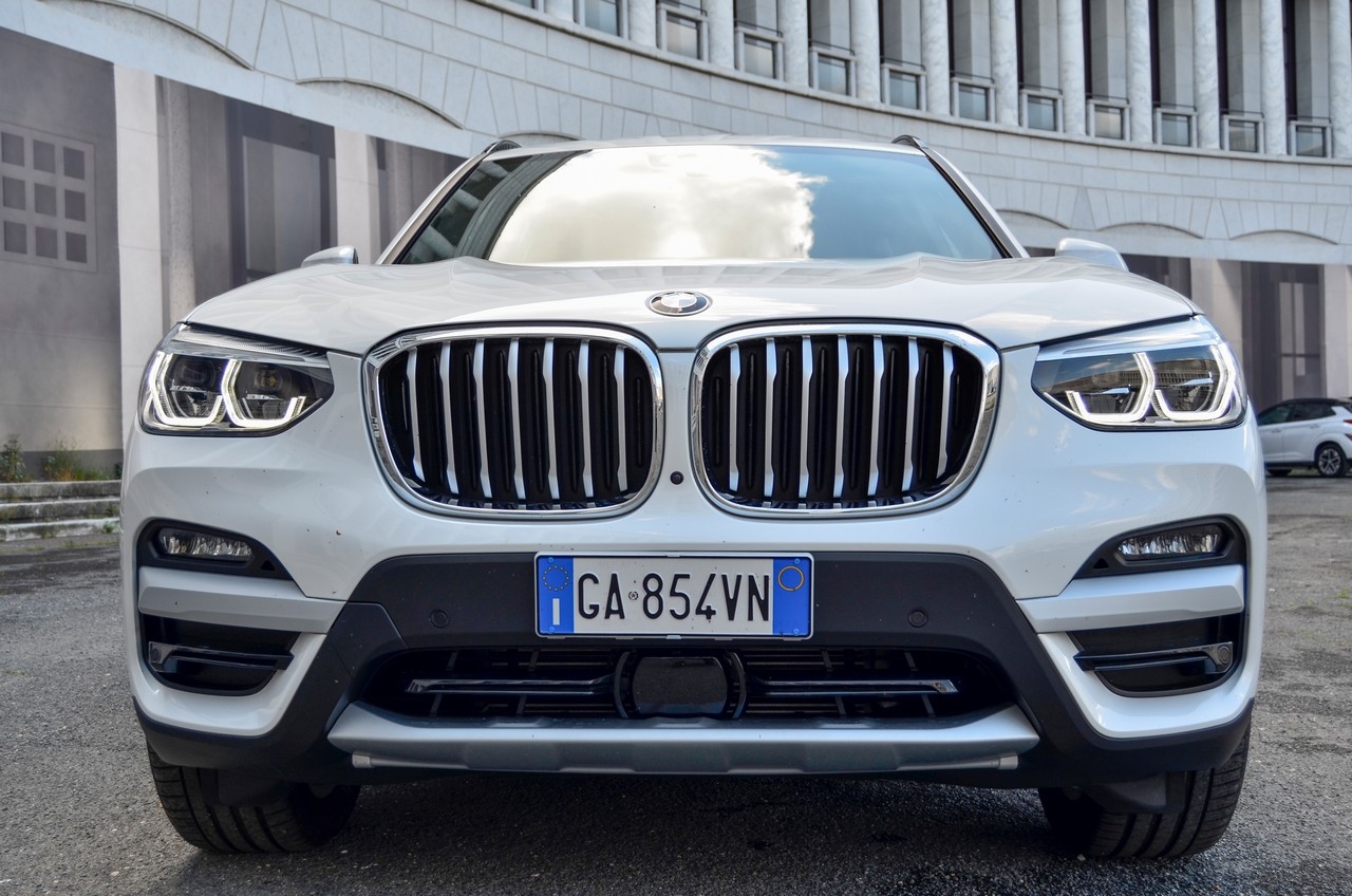 BMW X3 30e: prova su strada