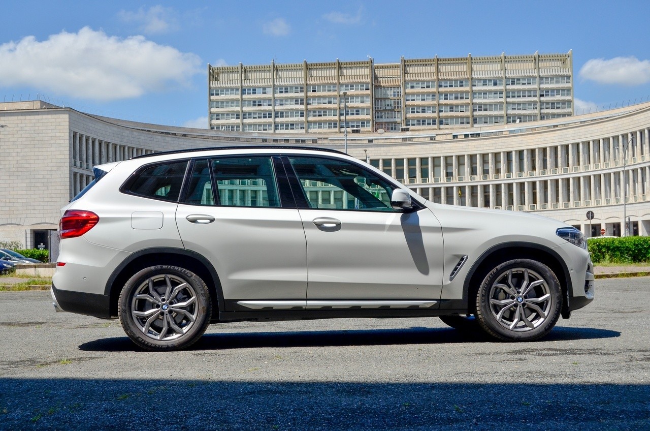 BMW X3 30e: prova su strada