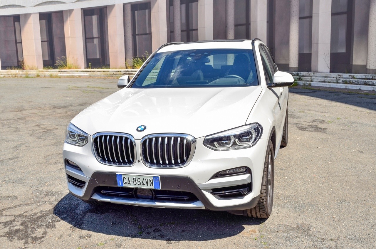 BMW X3 30e: prova su strada