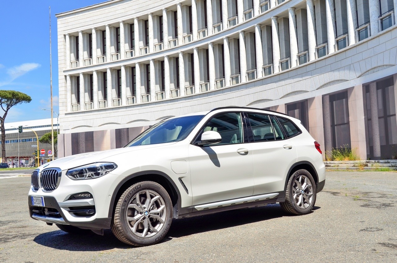 BMW X3 30e: prova su strada