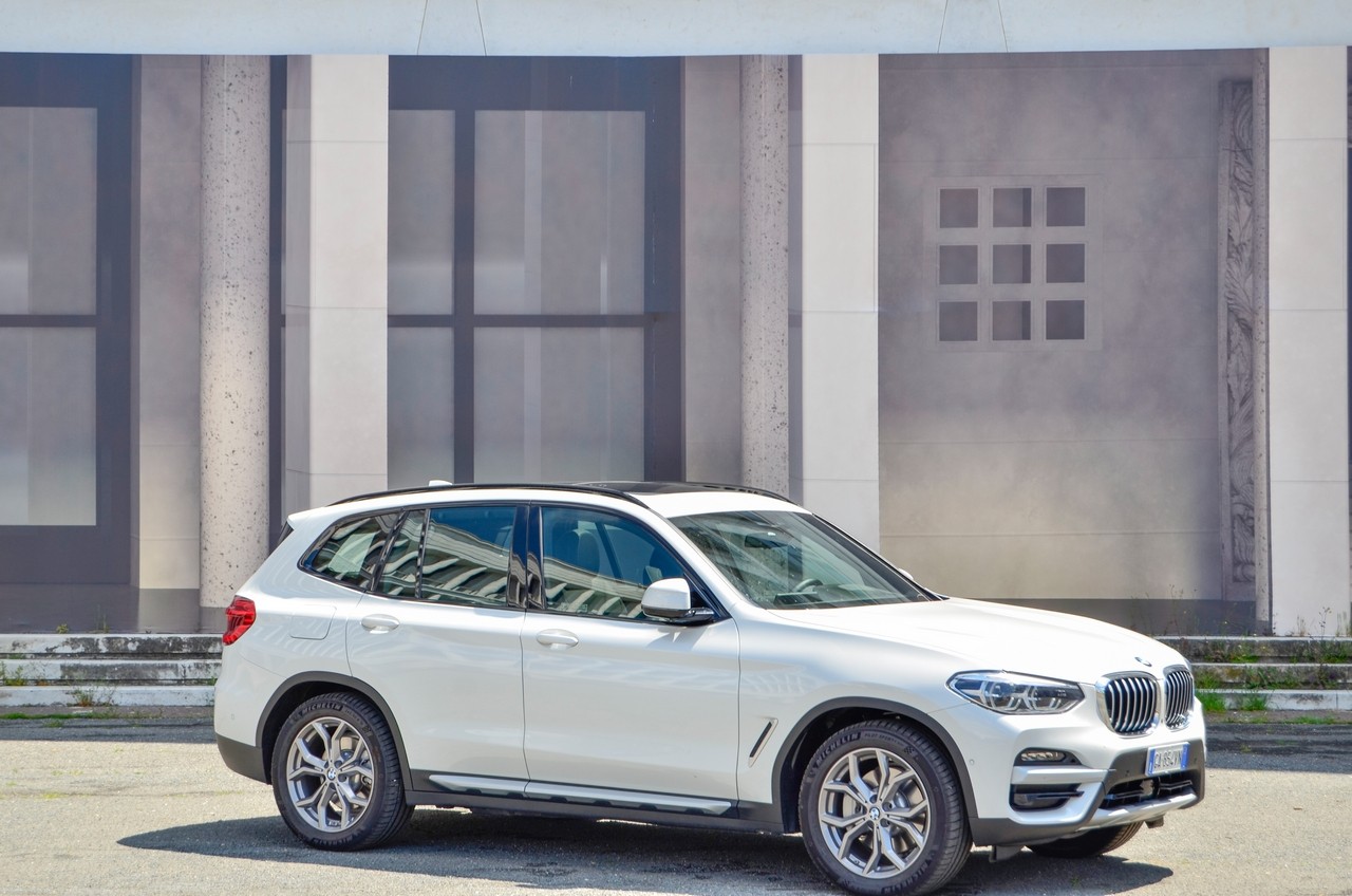 BMW X3 30e: prova su strada