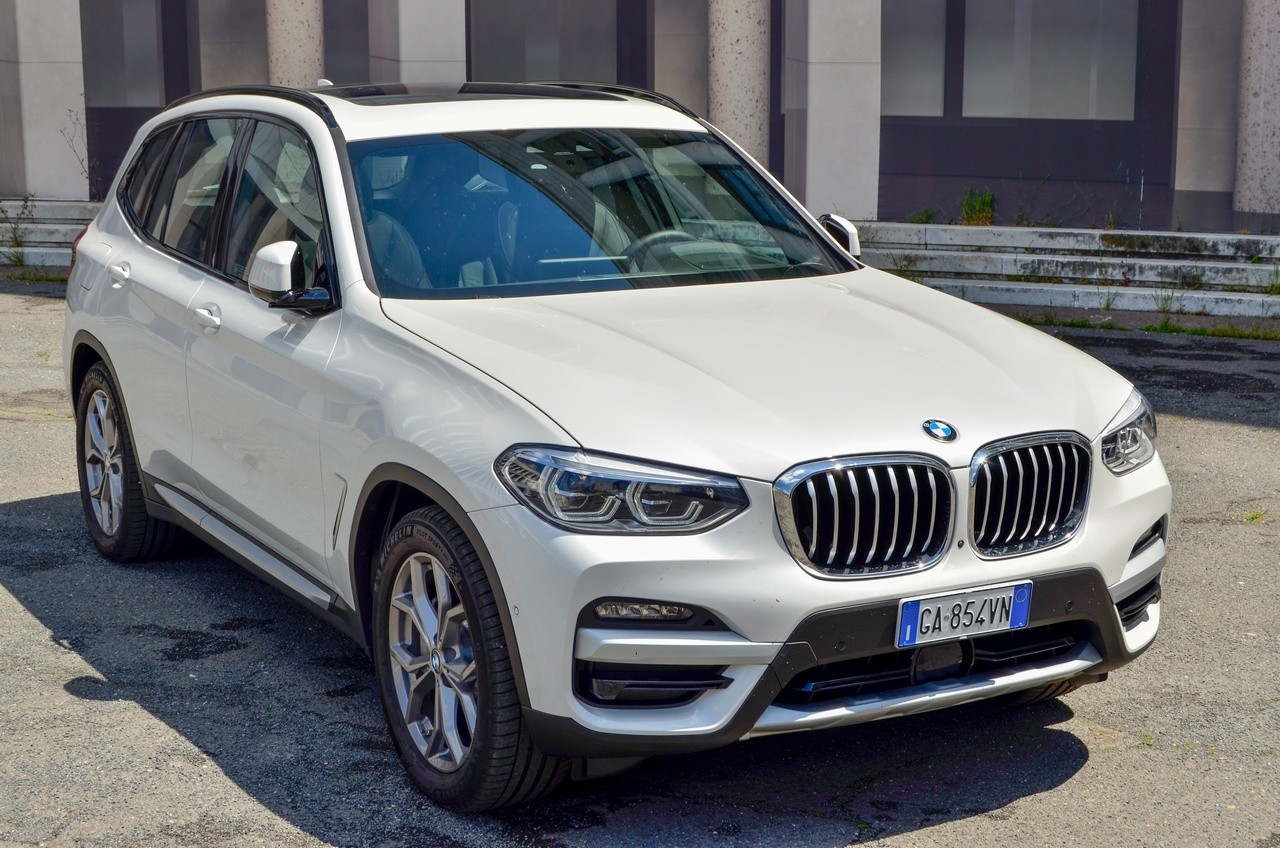 BMW X3 30e: prova su strada