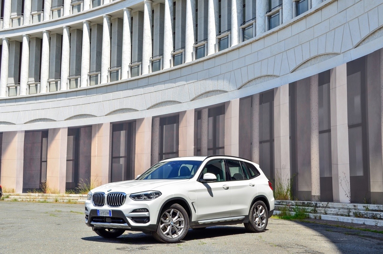 BMW X3 30e: prova su strada