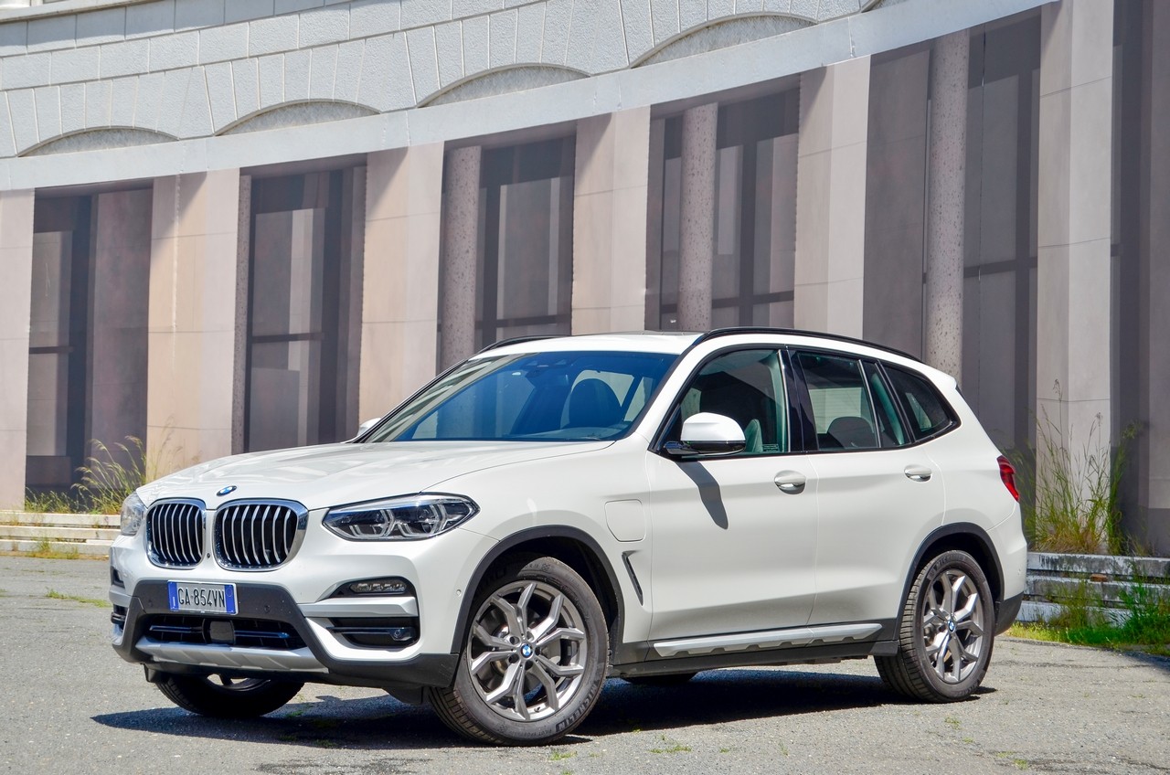 BMW X3 30e: prova su strada