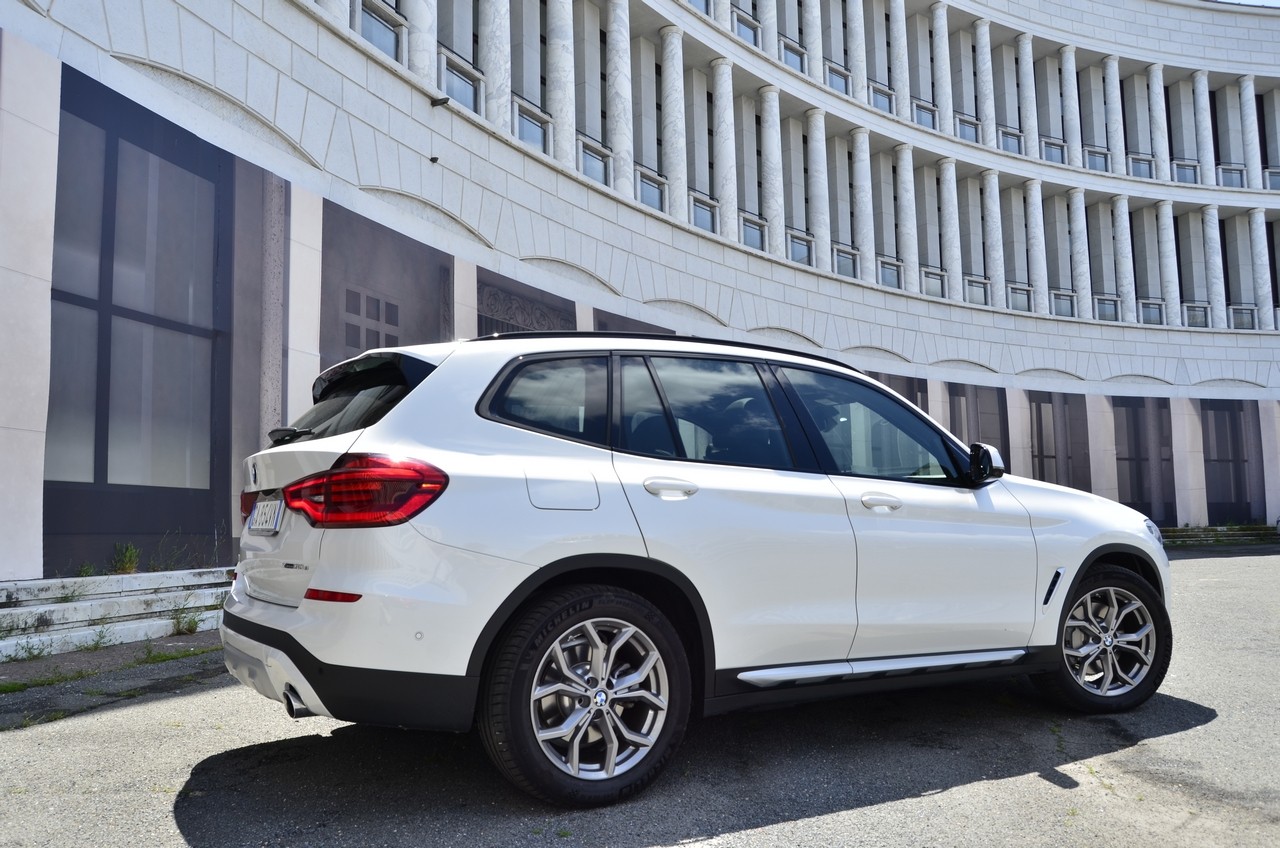 BMW X3 30e: prova su strada