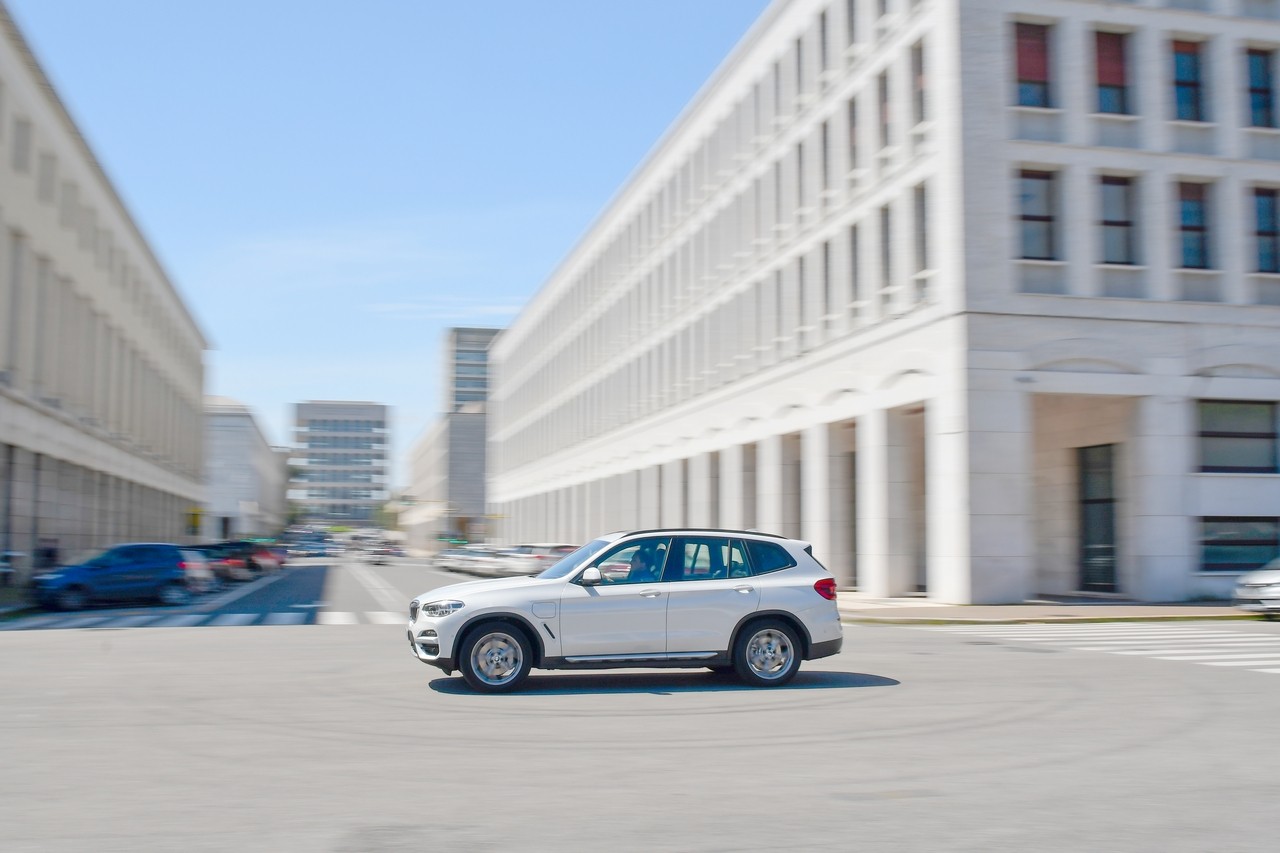 BMW X3 30e: prova su strada