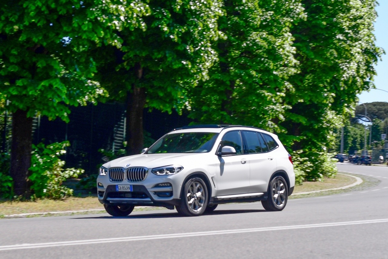 BMW X3 30e: prova su strada