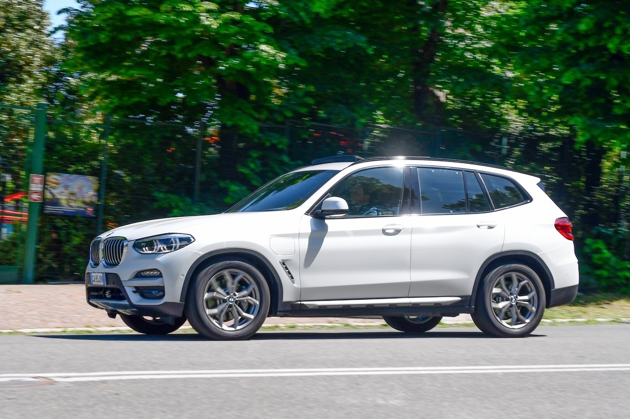 BMW X3 30e: prova su strada