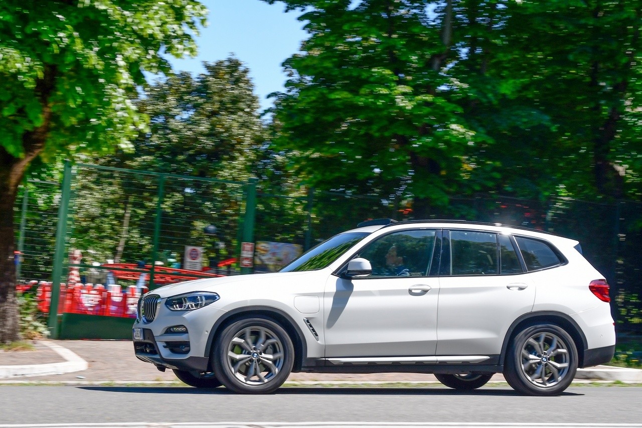 BMW X3 30e: prova su strada