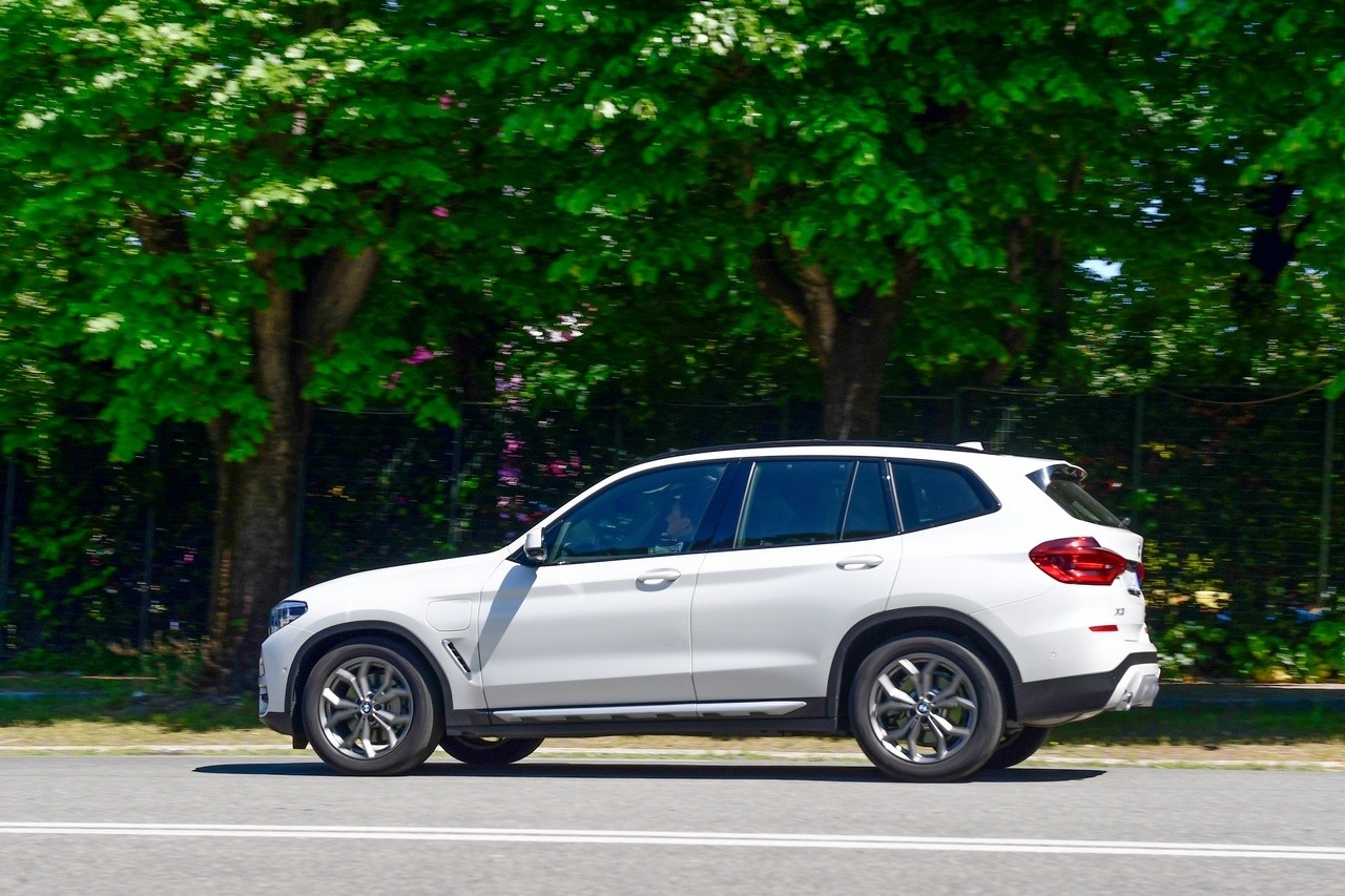 BMW X3 30e: prova su strada