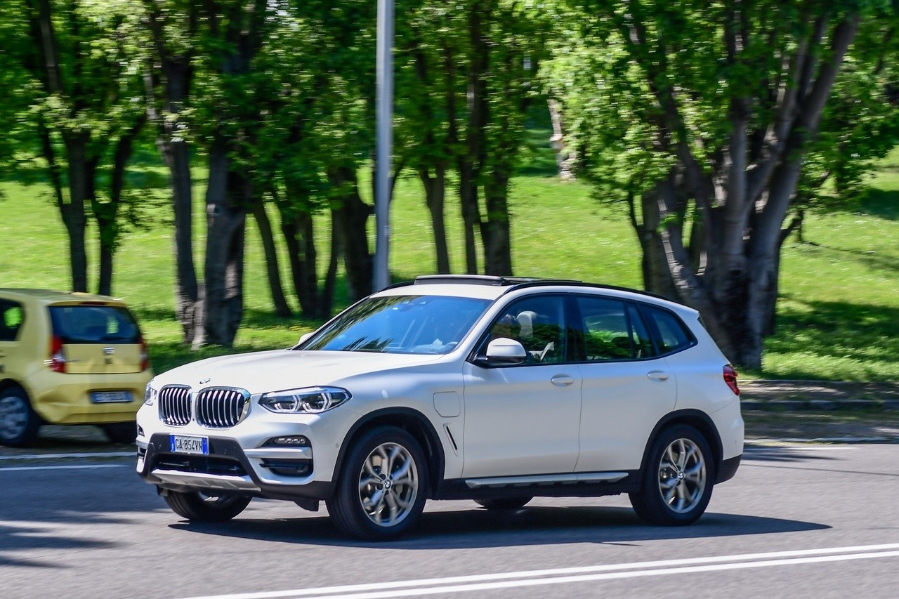 BMW X3 30e: prova su strada