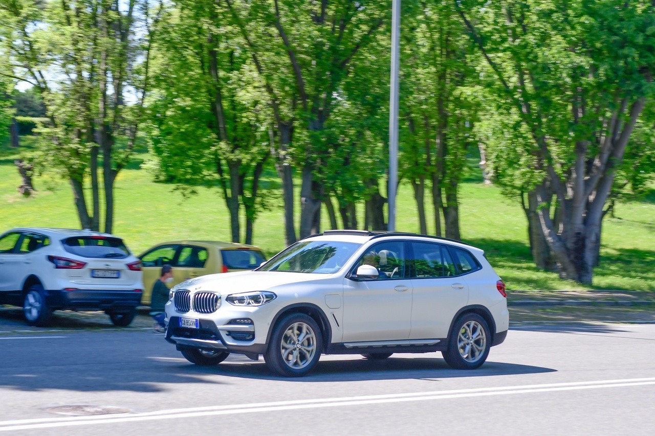 BMW X3 30e: prova su strada