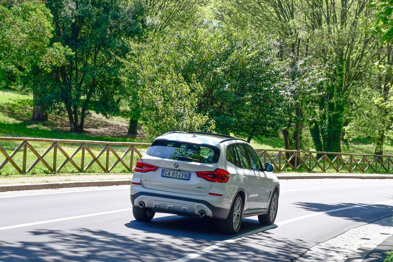 BMW X3 30e: prova su strada