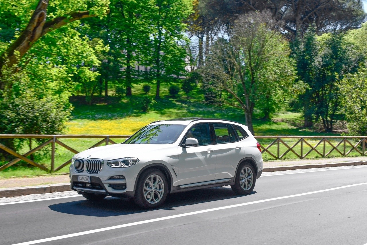 BMW X3 30e: prova su strada