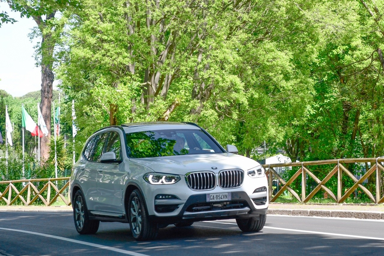 BMW X3 30e: prova su strada