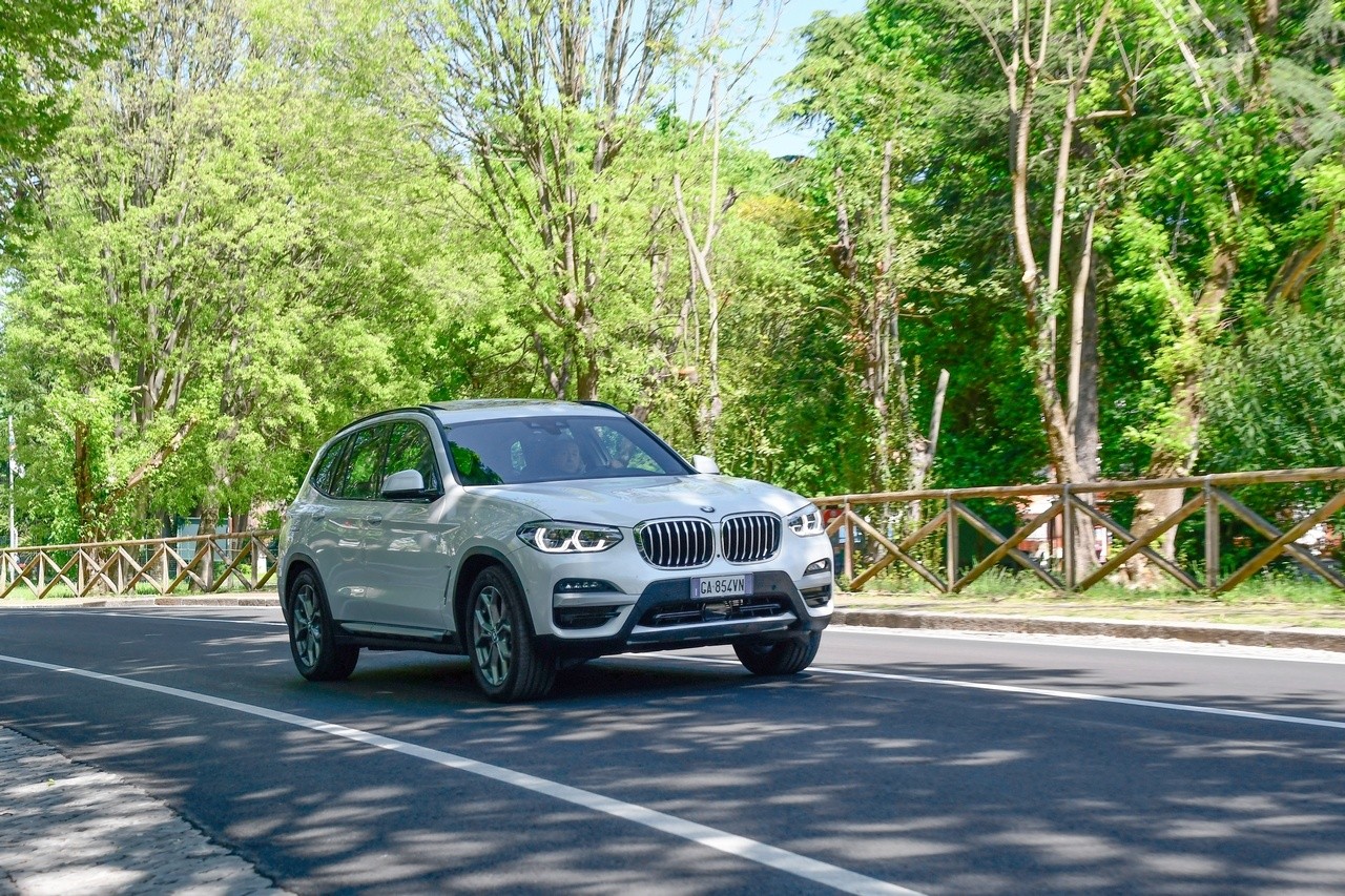 BMW X3 30e: prova su strada