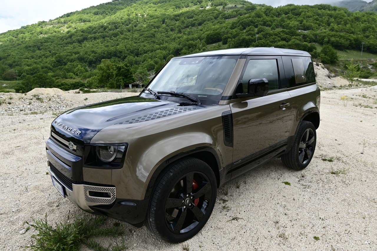 Land Rover Defender 90 P400 MHEV: la prova su strada e in off-road