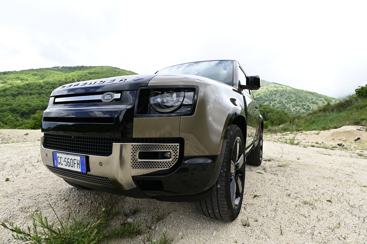 Land Rover Defender 90 P400 MHEV: la prova su strada e in off-road