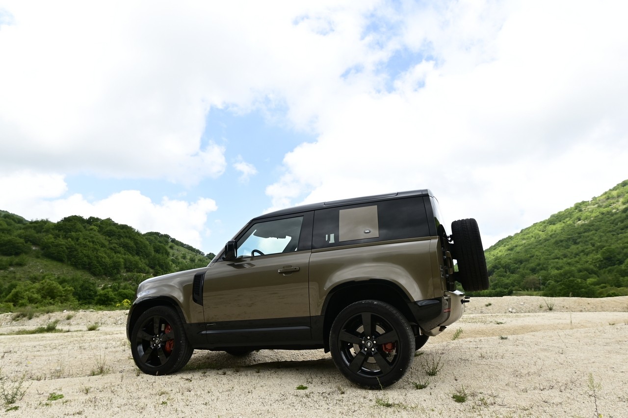 Land Rover Defender 90 P400 MHEV: la prova su strada e in off-road