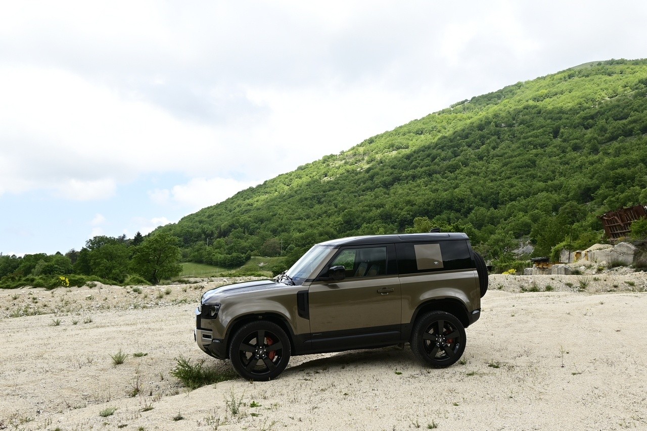 Land Rover Defender 90 P400 MHEV: la prova su strada e in off-road