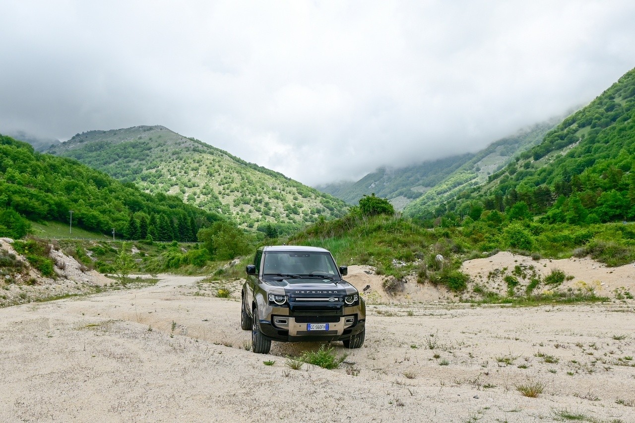 Land Rover Defender 90 P400 MHEV: la prova su strada e in off-road