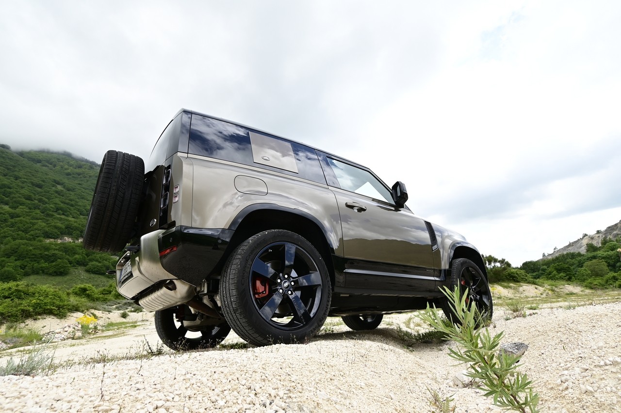 Land Rover Defender 90 P400 MHEV: la prova su strada e in off-road