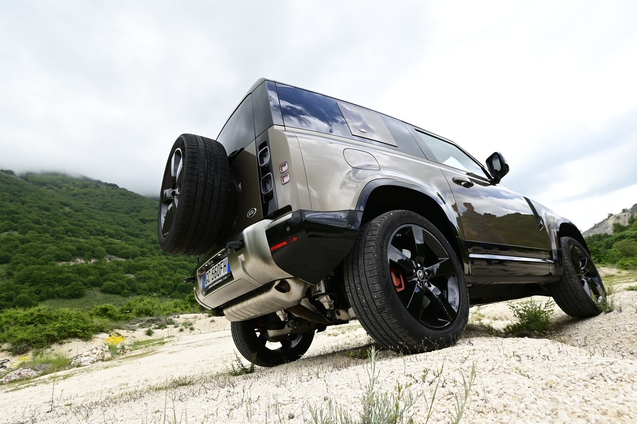 Land Rover Defender 90 P400 MHEV: la prova su strada e in off-road