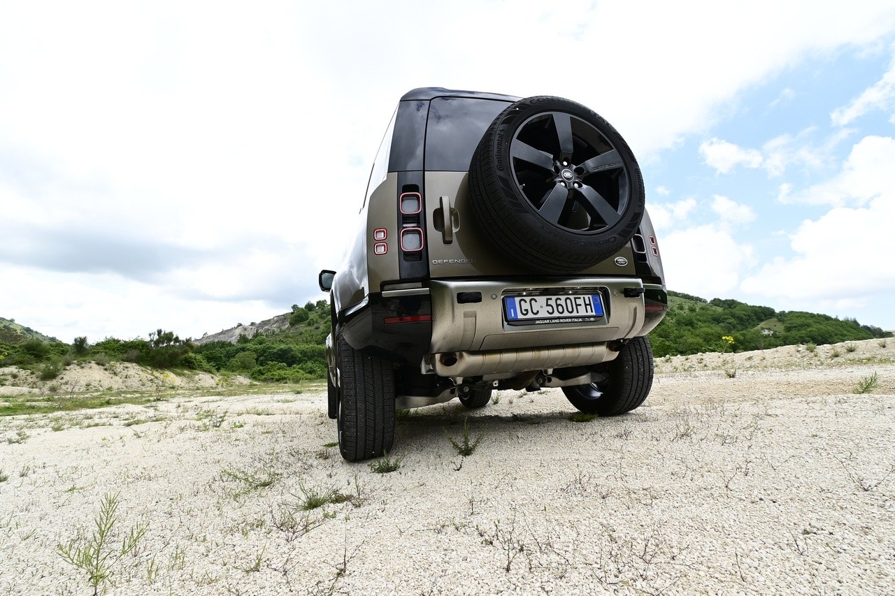 Land Rover Defender 90 P400 MHEV: la prova su strada e in off-road