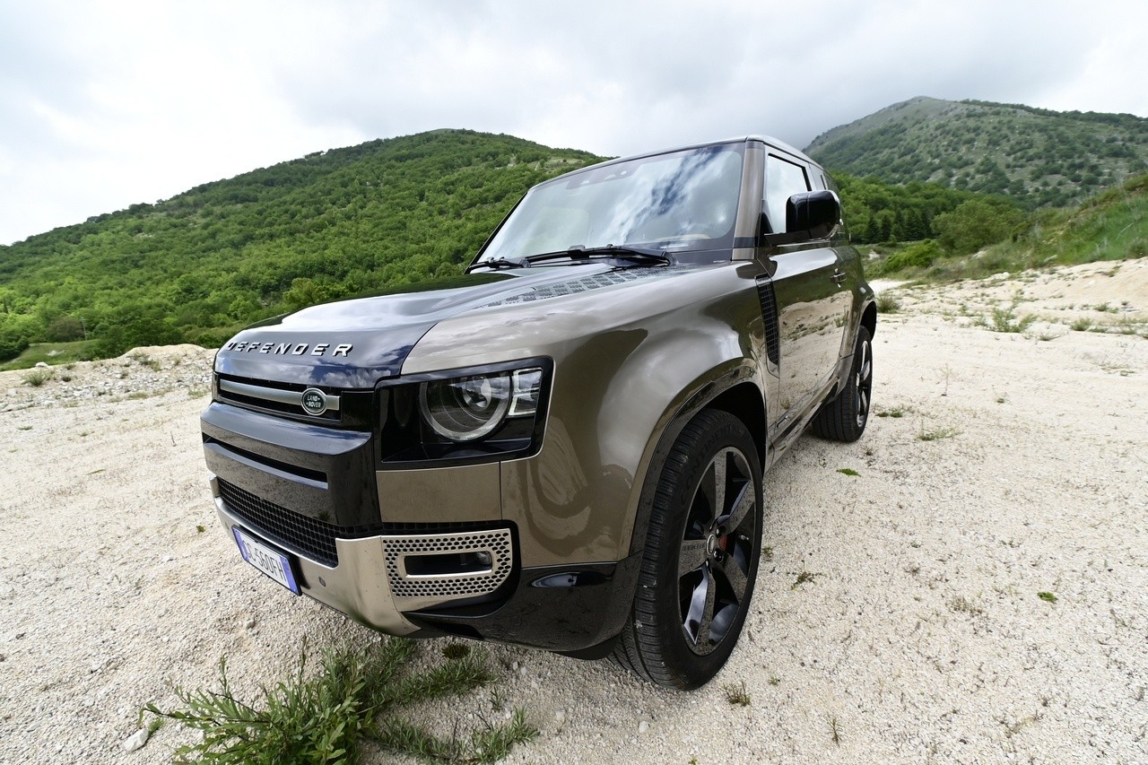 Land Rover Defender 90 P400 MHEV: la prova su strada e in off-road