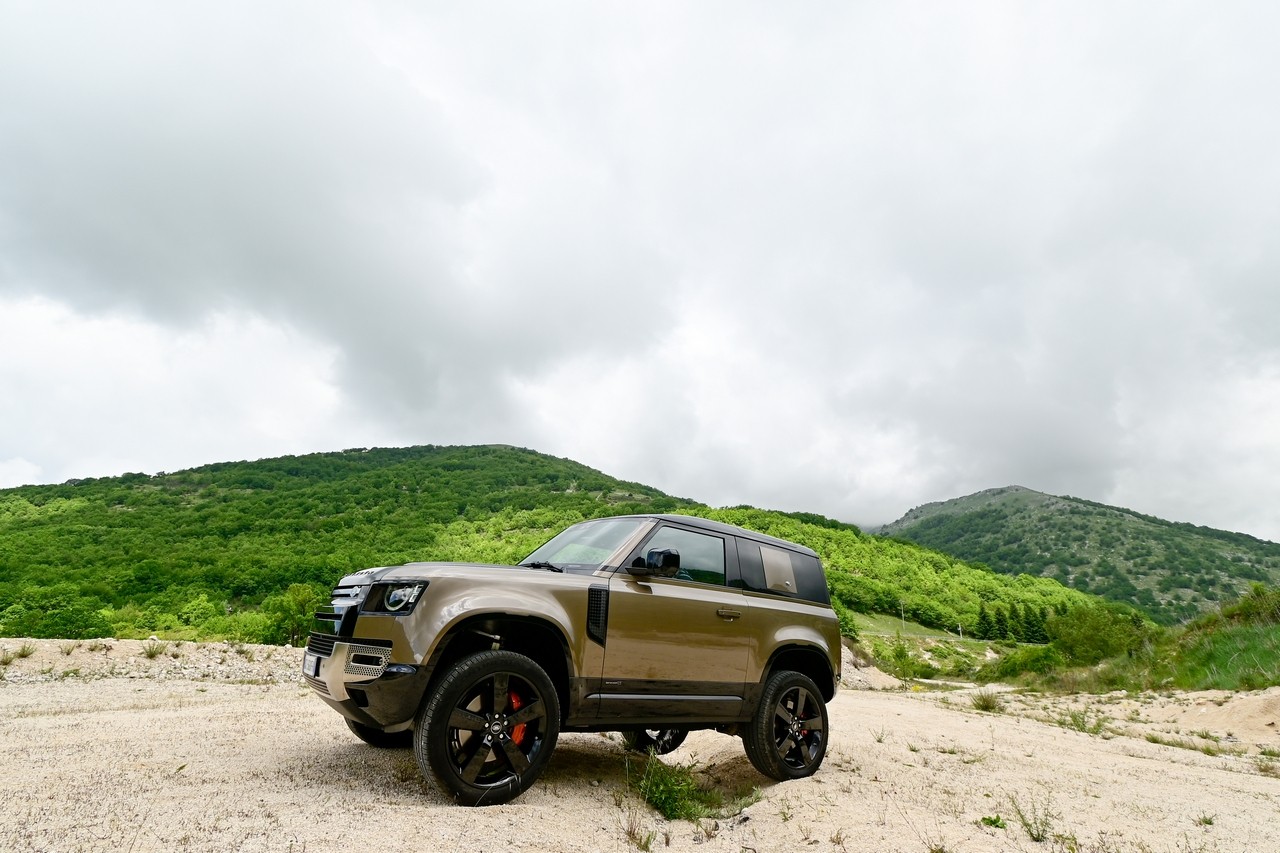 Land Rover Defender 90 P400 MHEV: la prova su strada e in off-road