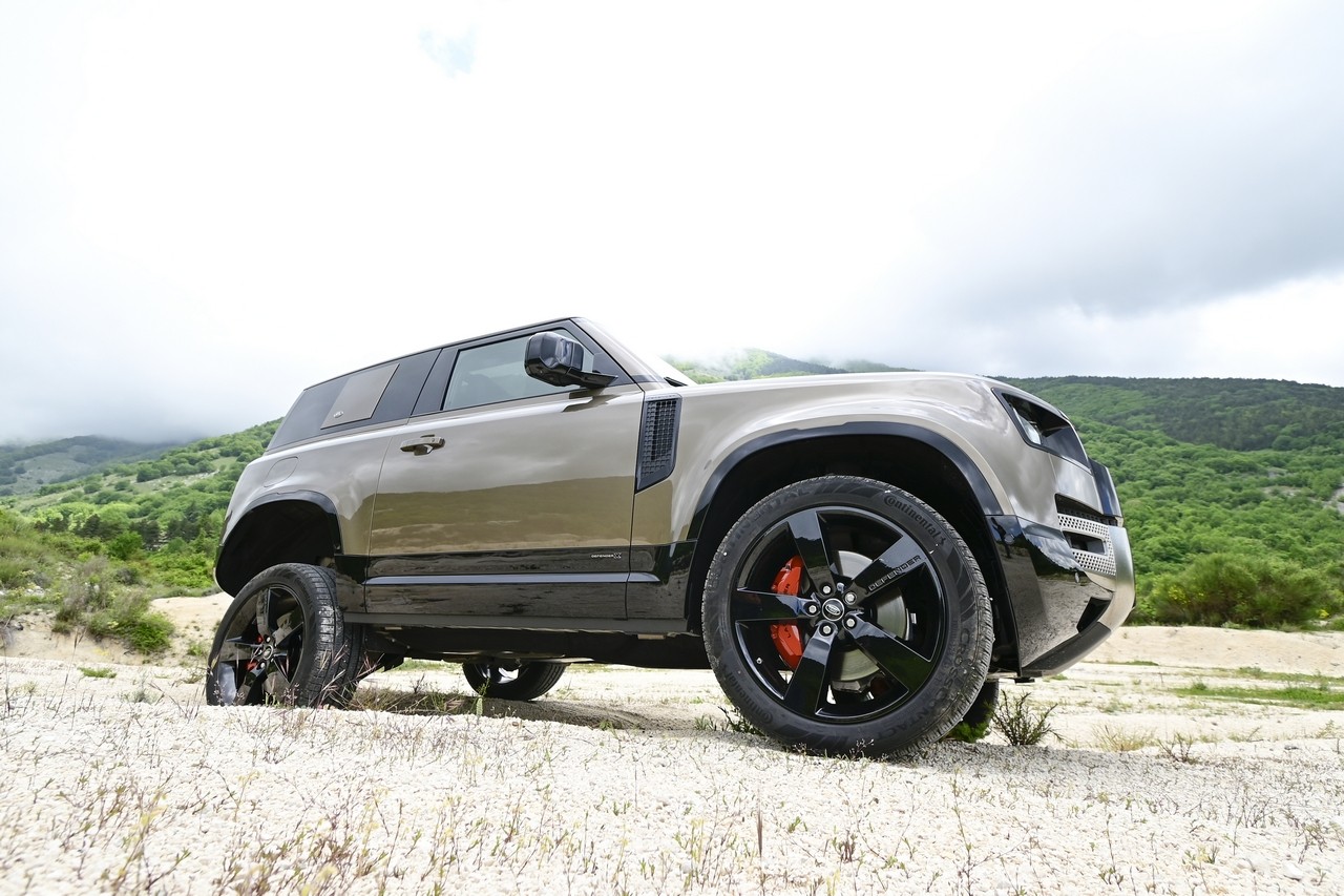 Land Rover Defender 90 P400 MHEV: la prova su strada e in off-road