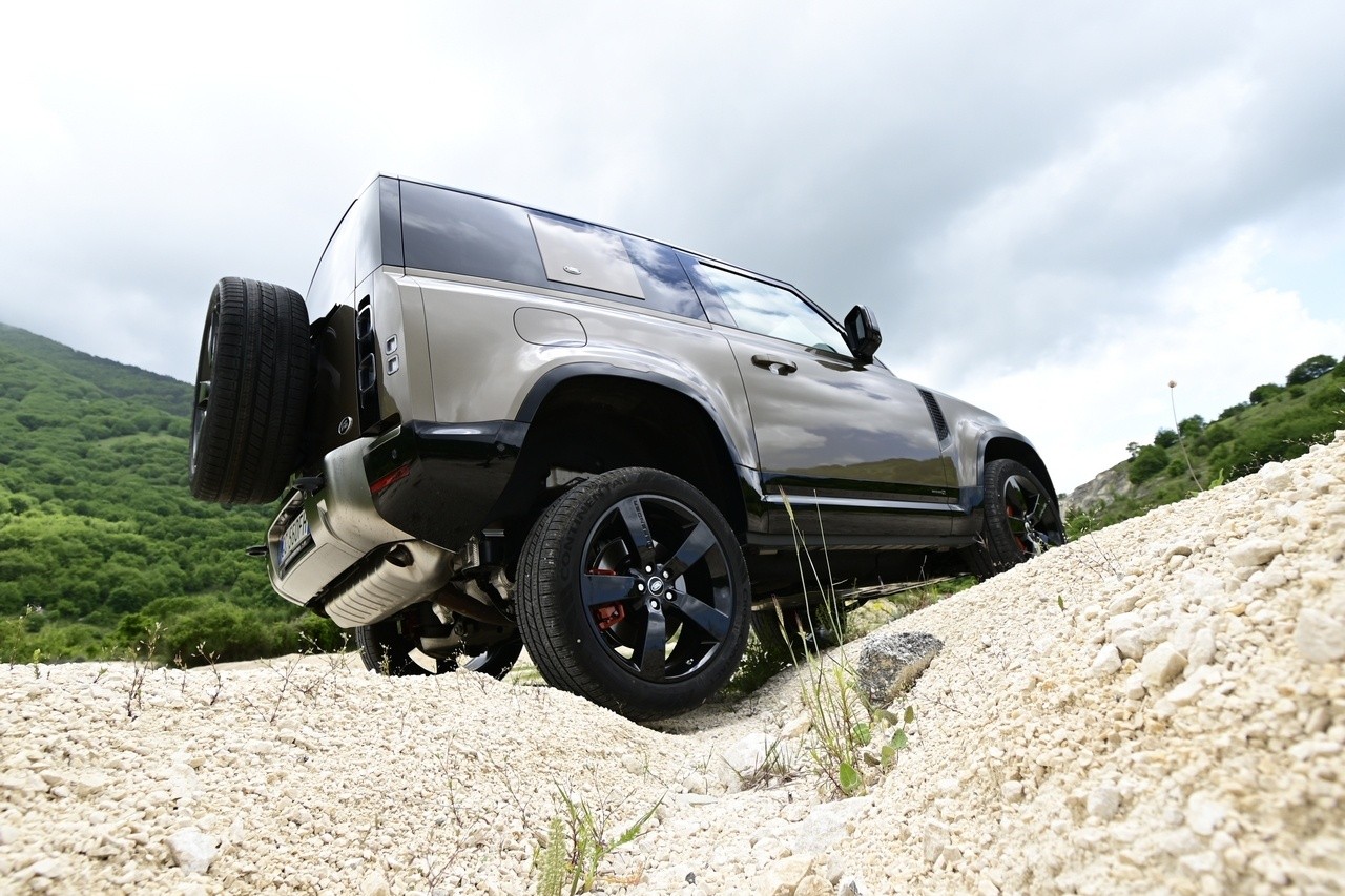 Land Rover Defender 90 P400 MHEV: la prova su strada e in off-road