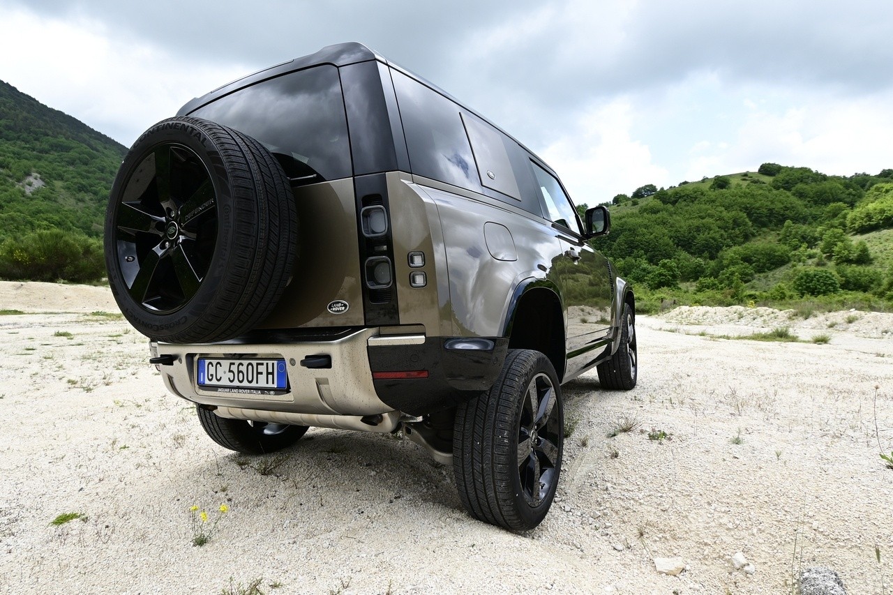 Land Rover Defender 90 P400 MHEV: la prova su strada e in off-road