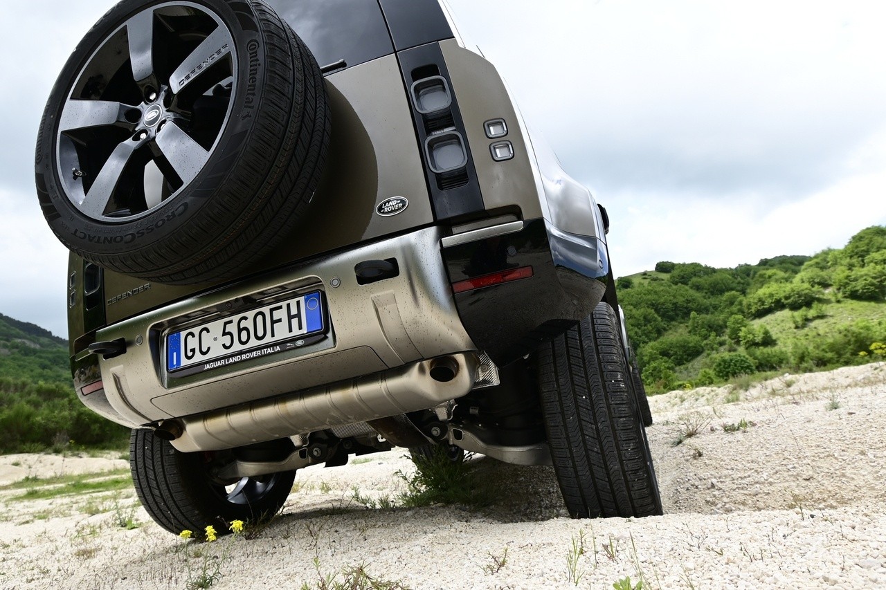 Land Rover Defender 90 P400 MHEV: la prova su strada e in off-road