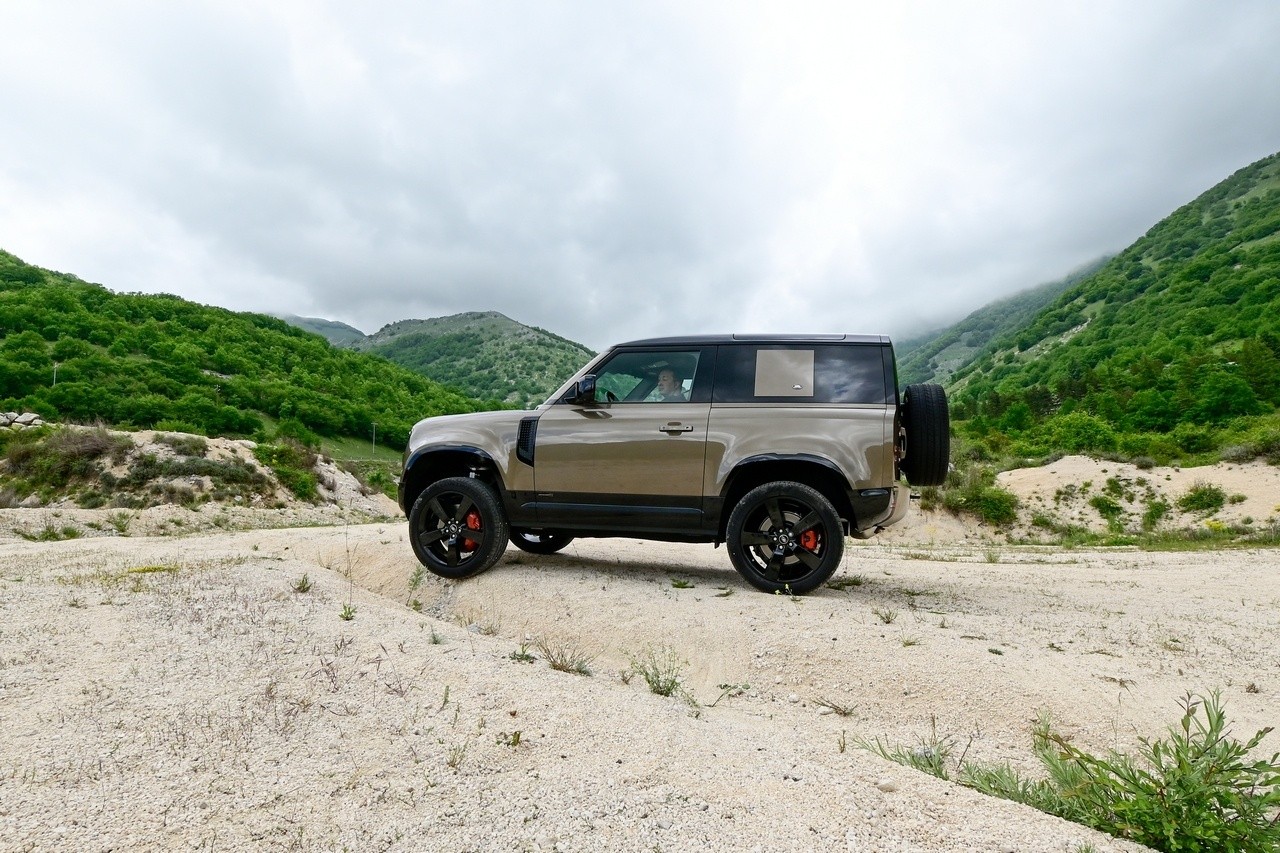 Land Rover Defender 90 P400 MHEV: la prova su strada e in off-road