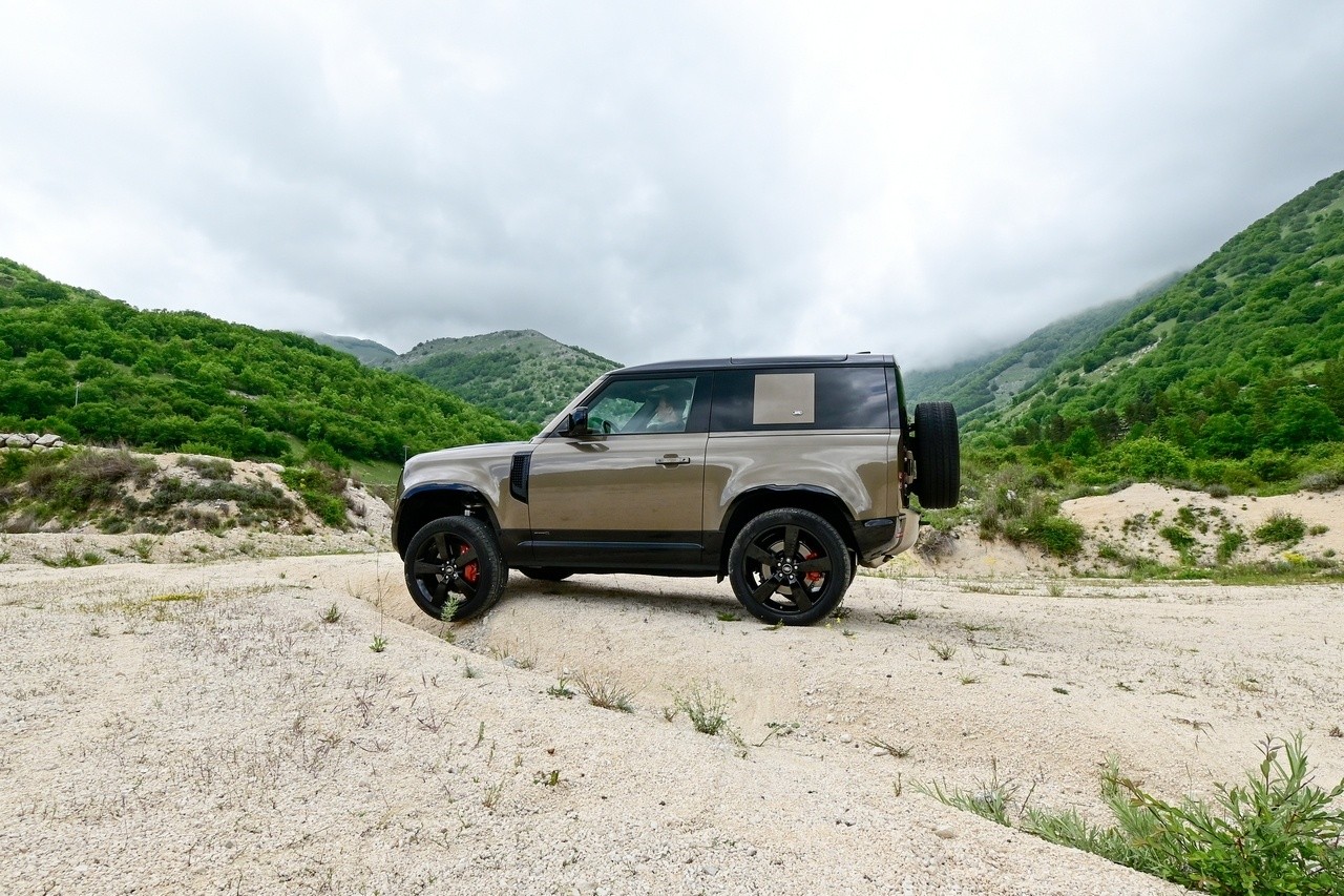 Land Rover Defender 90 P400 MHEV: la prova su strada e in off-road