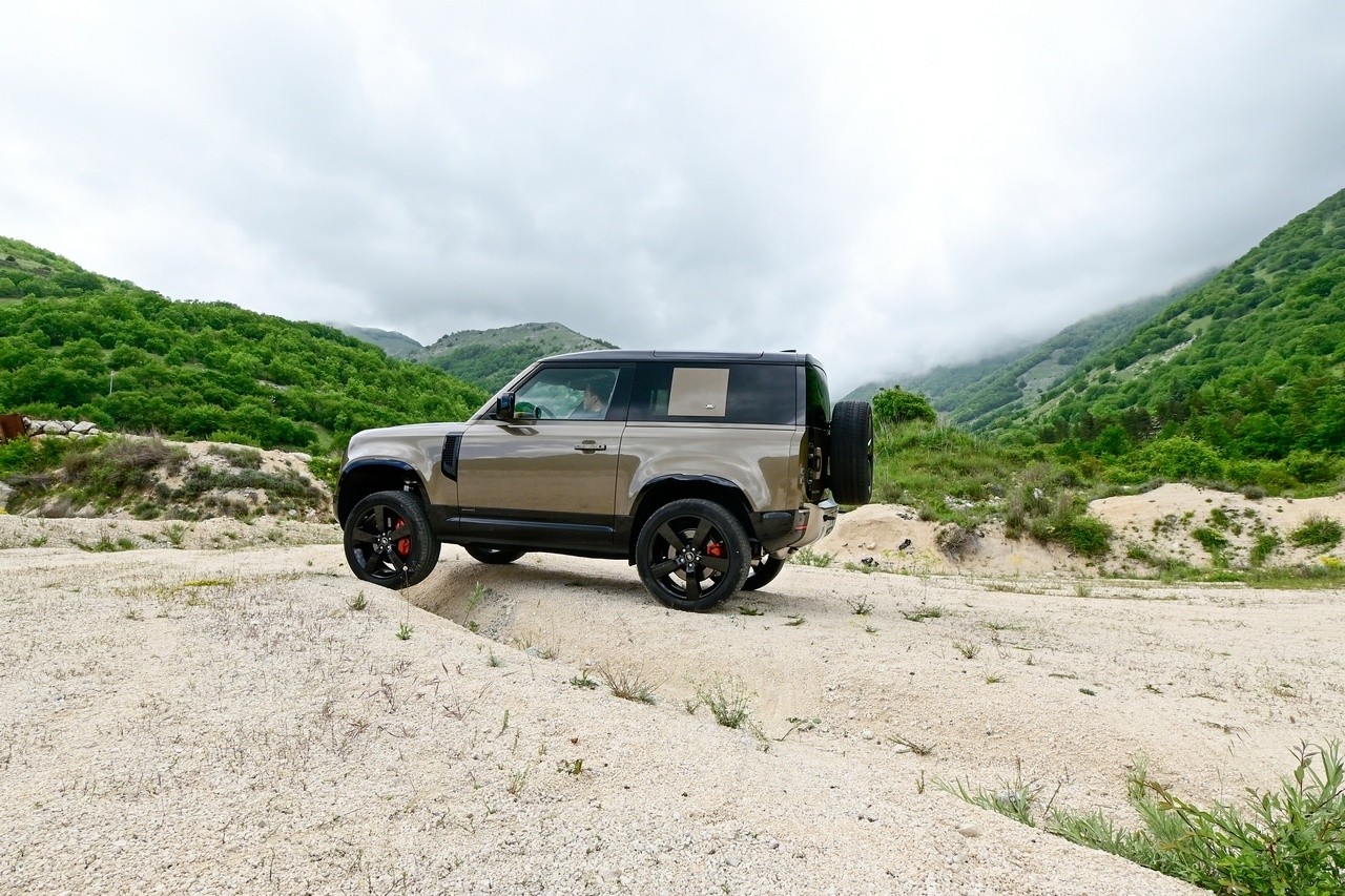 Land Rover Defender 90 P400 MHEV: la prova su strada e in off-road